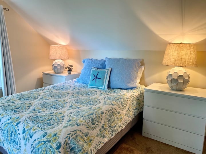 La cama se actualizó a cama tamaño king y cama doble en la habitación. 