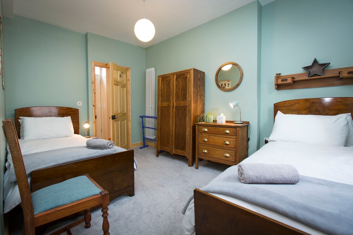 غرفة نوم تضم سريرين صغيرين