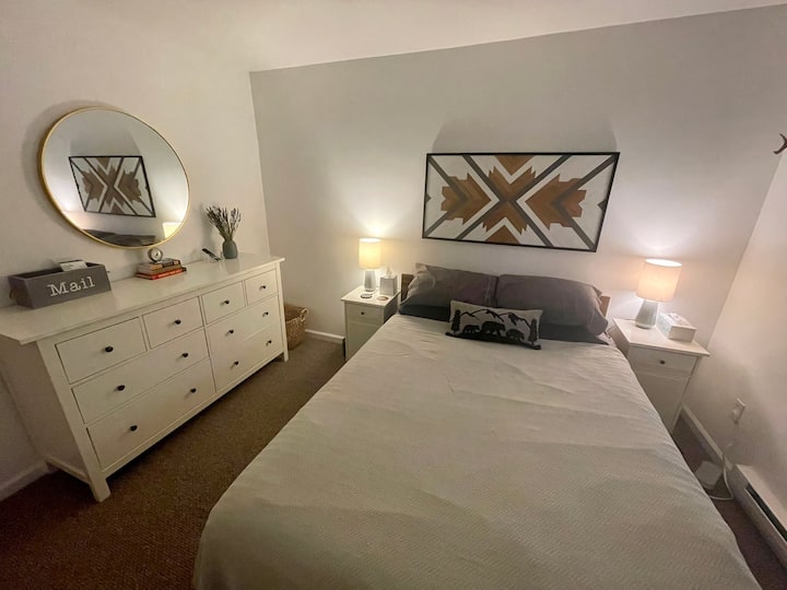 Chumba cha kulala cha ghorofa ya chini (Kitanda cha Malkia)