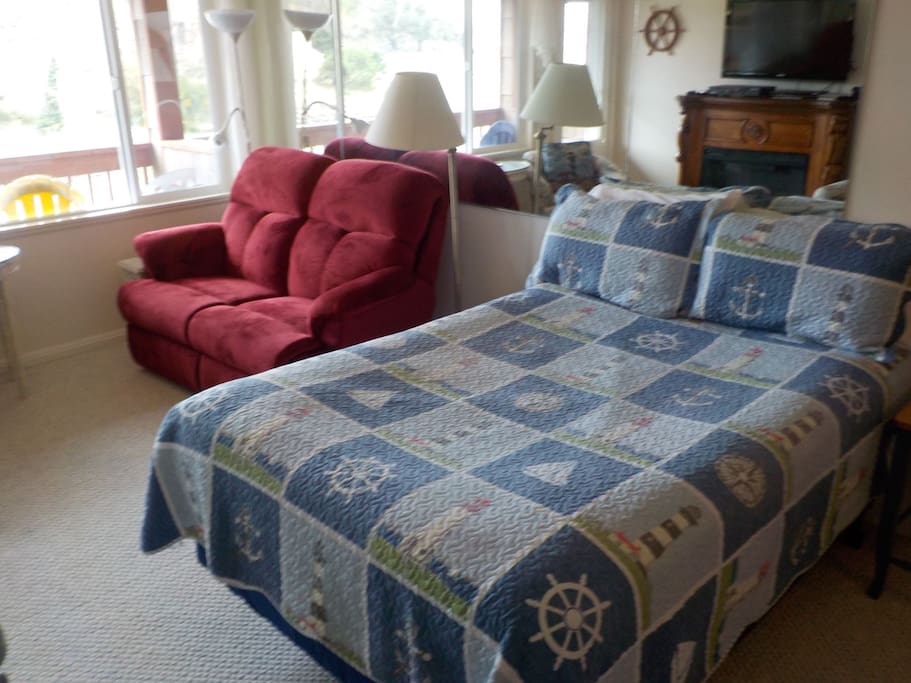 Bed/Sitting Area