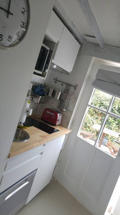 kitchnette equipée ouvrant sur terrasse