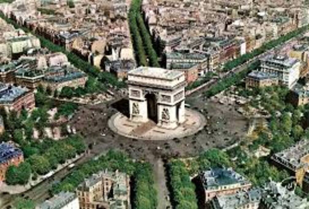 Arc de triomphe is 400 meters away