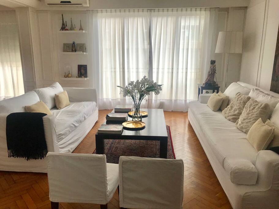 Living con ventanales a balcón corrido al frente - Piso alto luz y Sol