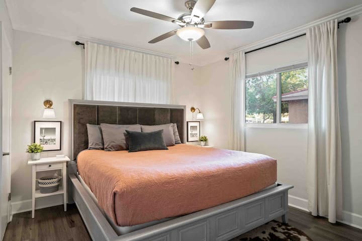 Letto king-size con materasso Beautyrest.