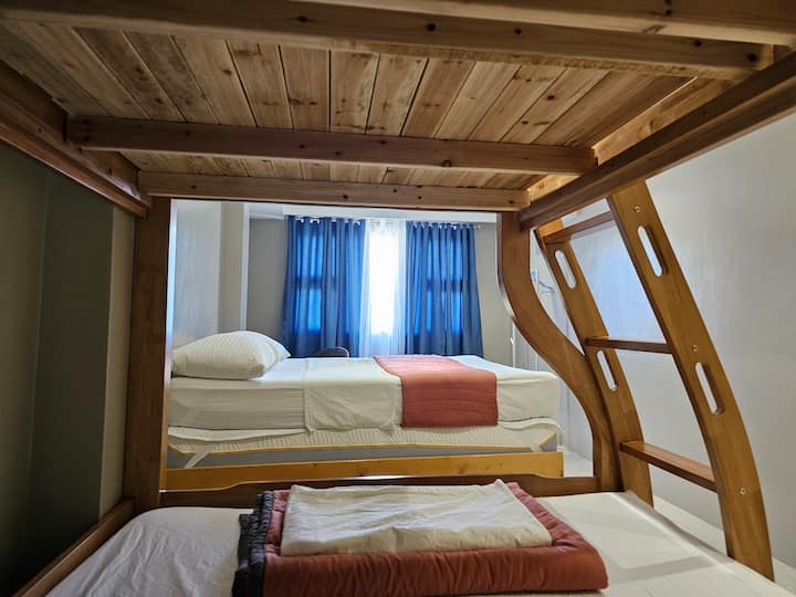 Spálňa na druhom poschodí 2: 2 manželské postele, 1 jednolôžko, výhľad na hory a spoločná kúpeľňa.