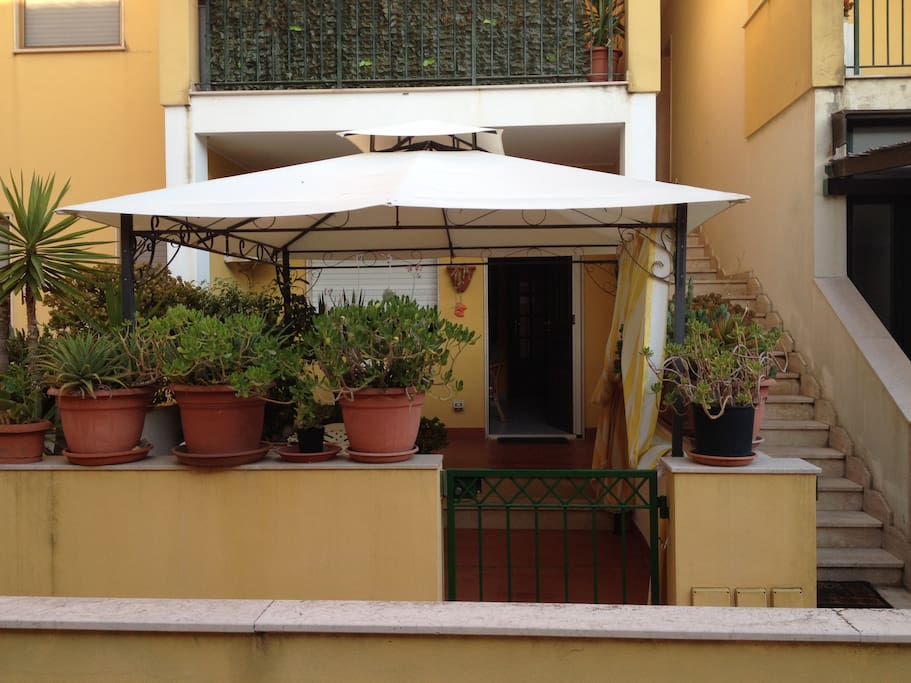 cancelletto di ingresso privato, prima veranda e portone di ingresso all'appartamento.