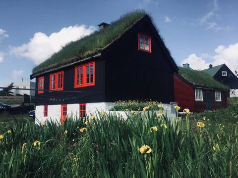 Turf House Cottage - Near Airport