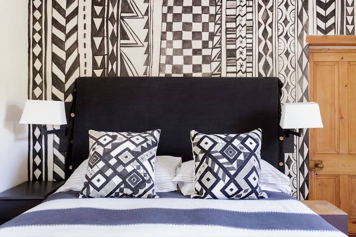 Walk Through the Vineyards from Historic Designer Cottage gallery image 5