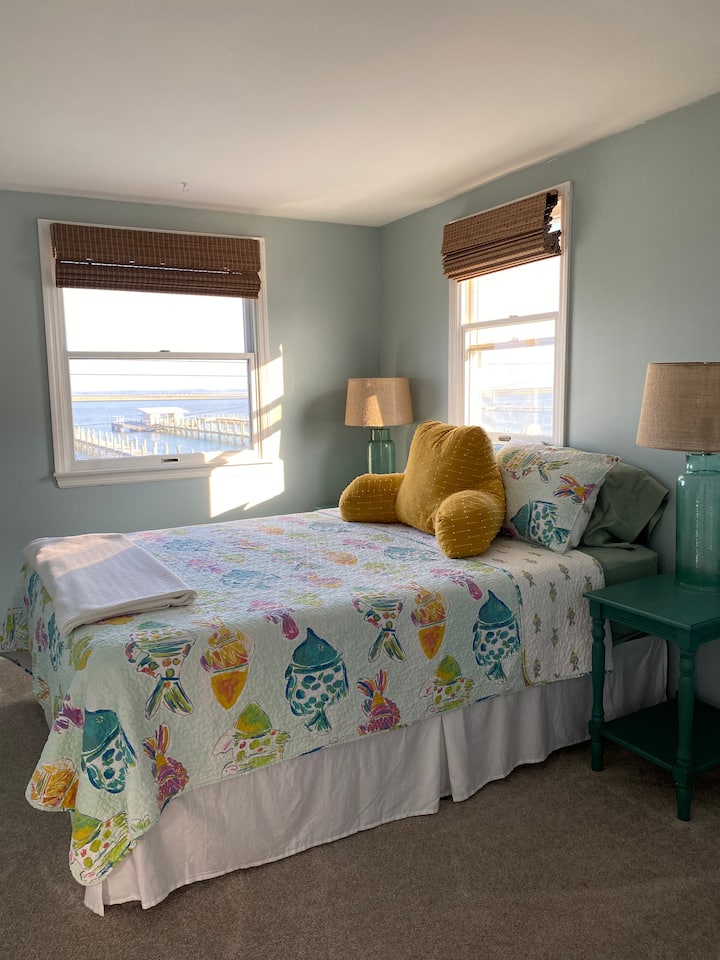 Помала брачна спална соба на горниот кат, со гардеробер и без плакар - одличен поглед кон вода!