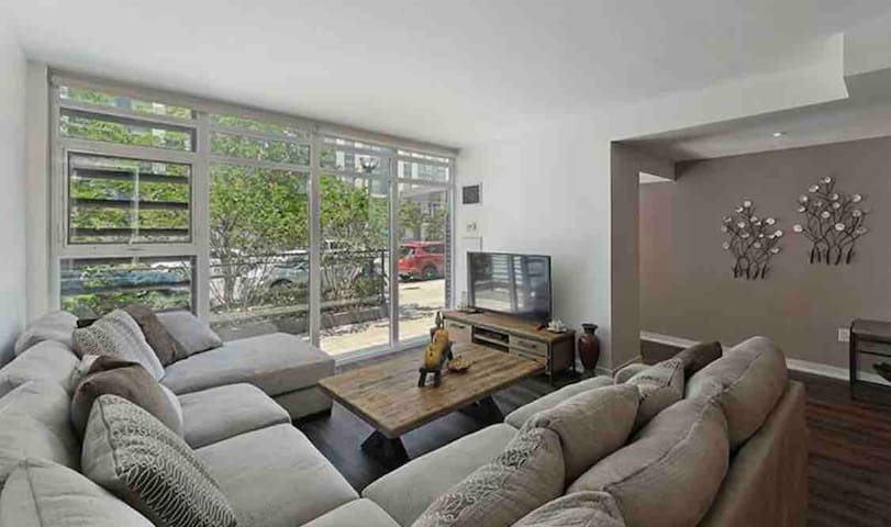 Luxury 3 Bedroom home in Toronto W/free parking!