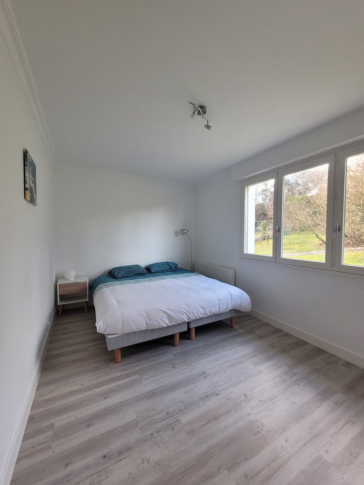 Პირველ სართულზე, საძინებელი დაახლოებით 15 მ2 კომოდით, ერთი გადამზიდავი და 2 ტყუპი საწოლი 90 × 200 ან 1 დიდი ზომის საწოლით