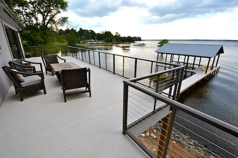 Fresh Contemporary Lake House with Gourmet Kitchen