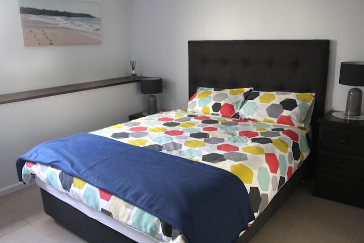 标准双人床卧室