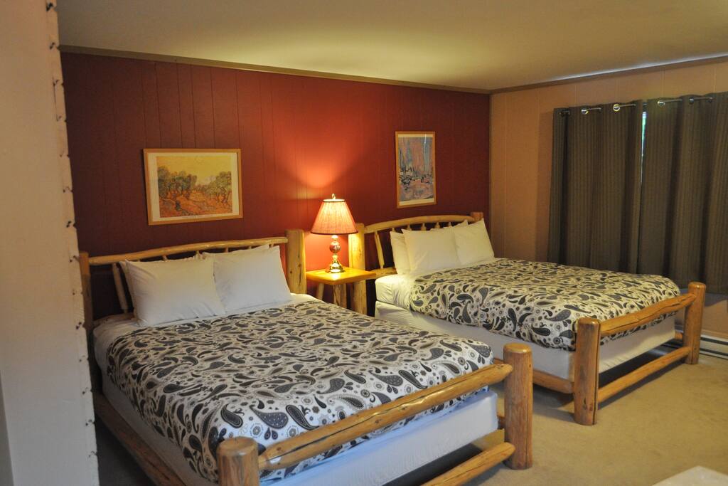 2 comfortable queen sized log beds.