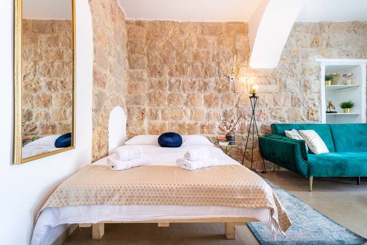 “Reb Aryeh” Stonehouse//By “Mahane Yehuda” market