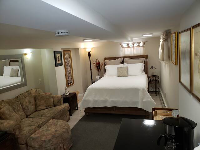 Spacious Suite+office w/priv Bath in S. Huntington