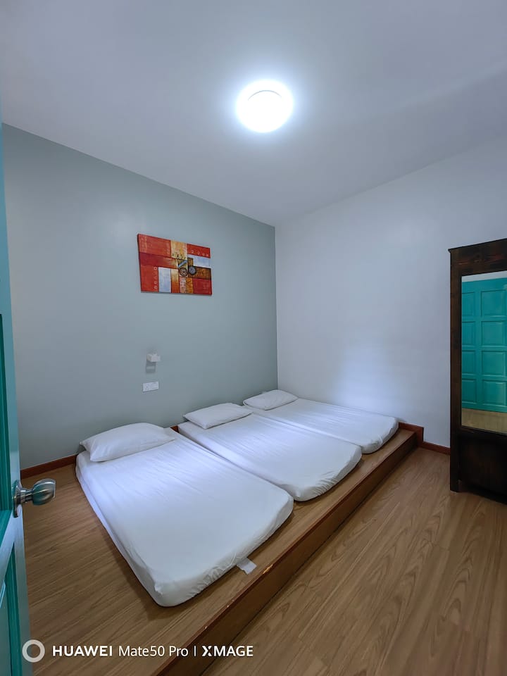 Segunda habitación: 3 fotos de un colchón de 4 pulgadas en el piso 