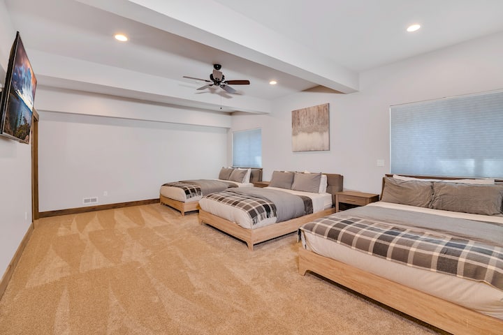 BR 5: Chumba cha chini cha Master Suite chenye vitanda 3 vikubwa.