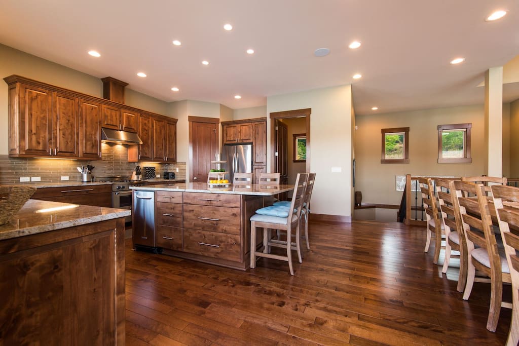 Azure Bay Waterfront Retreat - Kitchen and Dining Space
