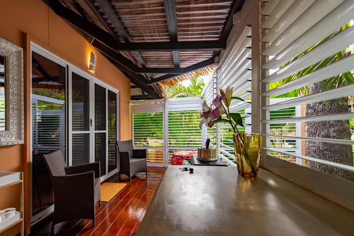 Marguerites On Magnetic Polynesian Cabana - Magnetic Island