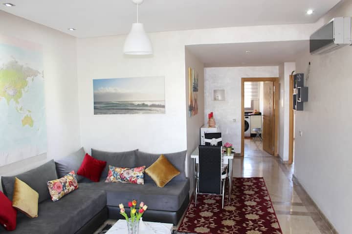 Una gran estancia luminosa, de estilo tradicional y contemporáneo, con Smart TV y canales vía satélite y aire acondicionado / Large and luminous living room with smart TV and air conditioner