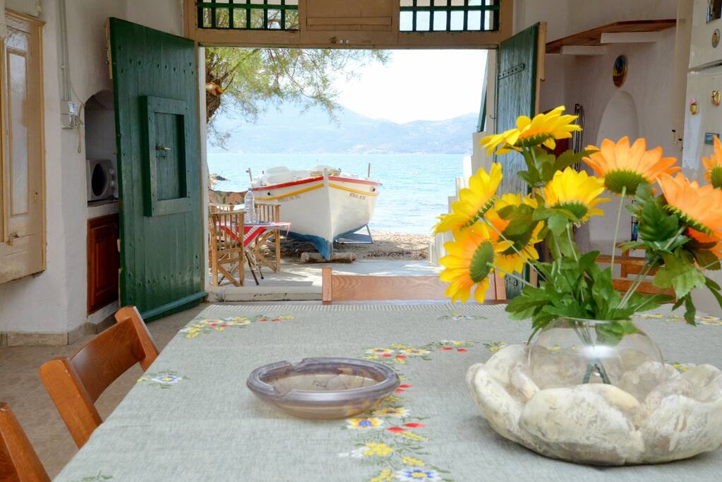 The house is direclty at the beach.