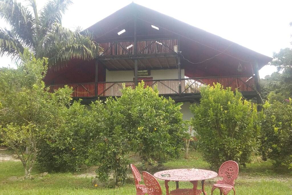 casa estilo cafetero con balcones, terrazas y espacios libres