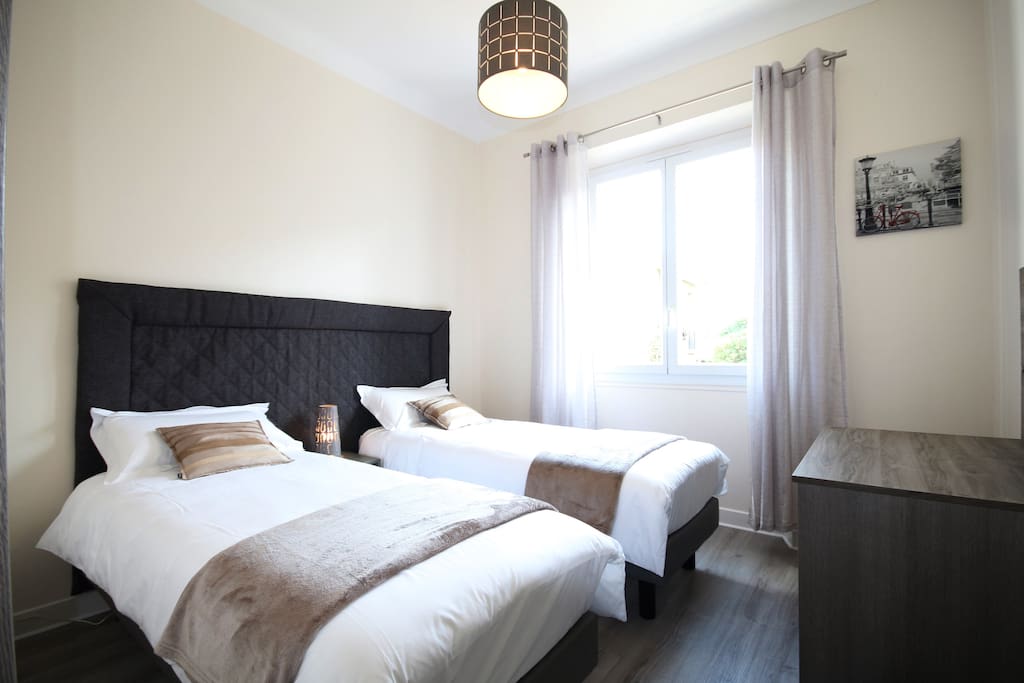 Chambre 2 lits simple.