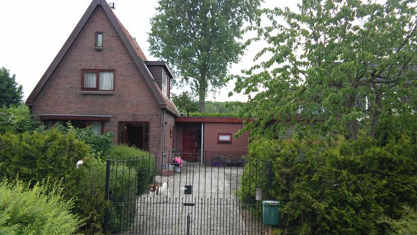 Cute canal-side cottage (10 min from Amsterdam)