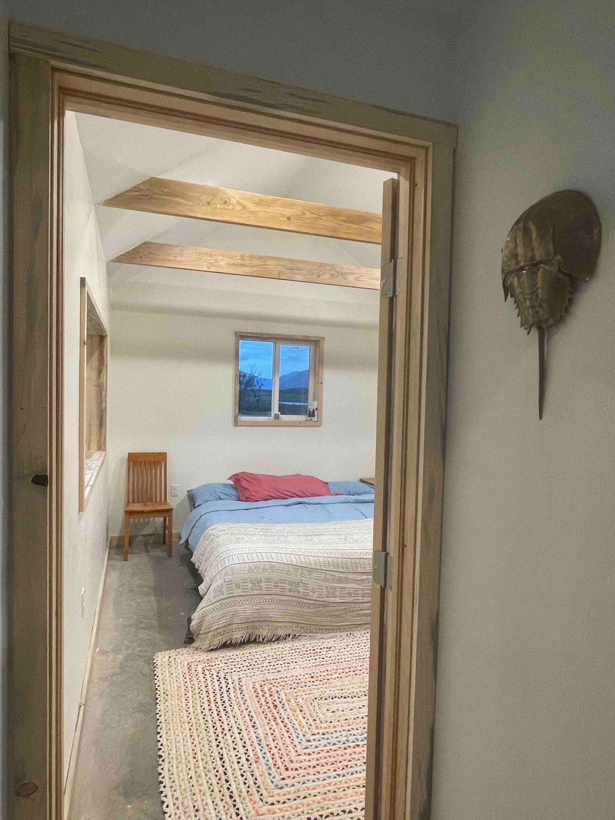 加大双人床主卧（我们已经重新布置了房间，可容纳电视、工作空间，早上从床上可以看到更好的景观。）