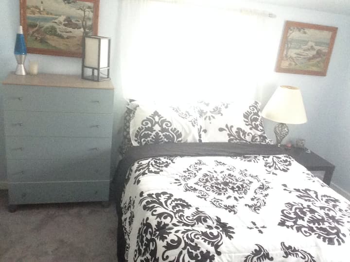 Cozy 2-bedroom House 8 Min To Stadium, Near T-line - Pittsburgh, PA