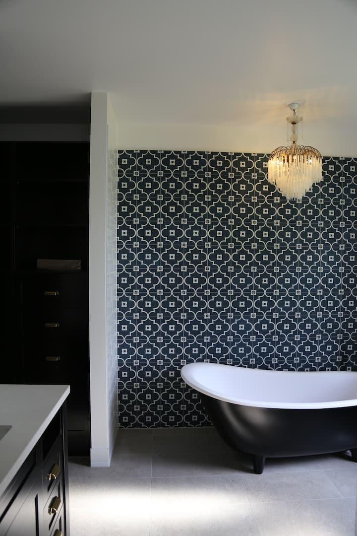 حمام داخلي رئيسي وحمام فاخر ودش ورداء واقي