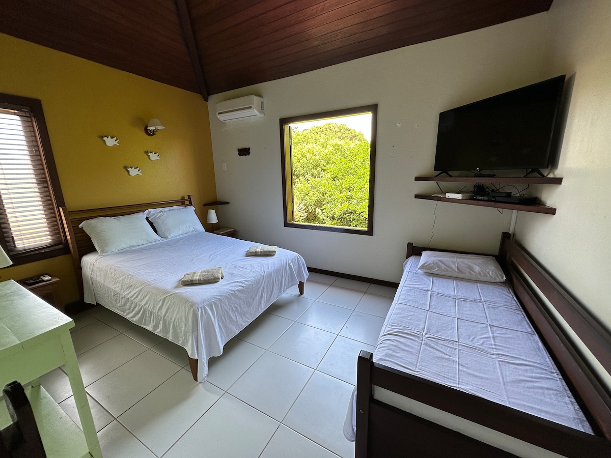 חדר שינה 1, עם נוף לגינה הפנימית