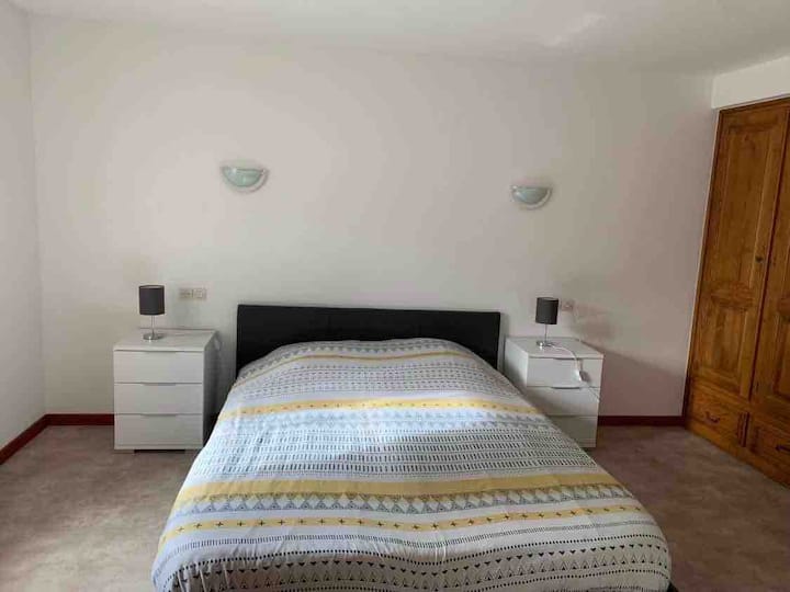 Მთავარი საძინებელი პირველ სართულზე დიდი კარადით 