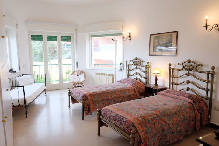 Habitación triple, dos camas individuales y un sofá cama.