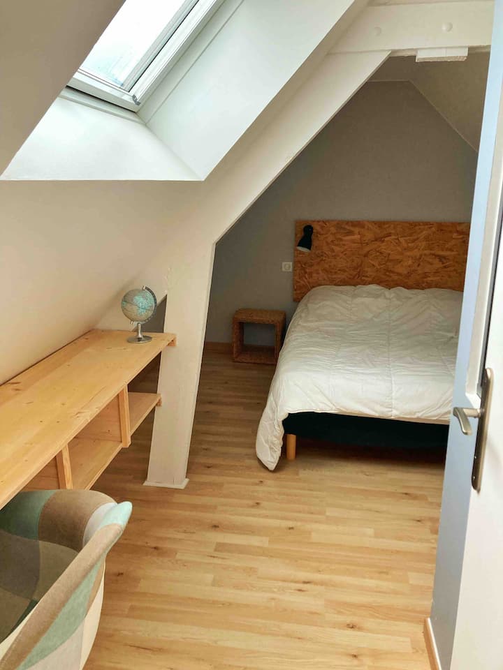 Chumba cha kulala cha ghorofani kilicho na kitanda cha-140