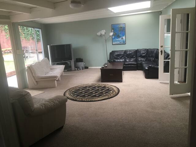 Large La Jolla 6 bedrm Sleeps 16 5 blocks to beach gallery image 5