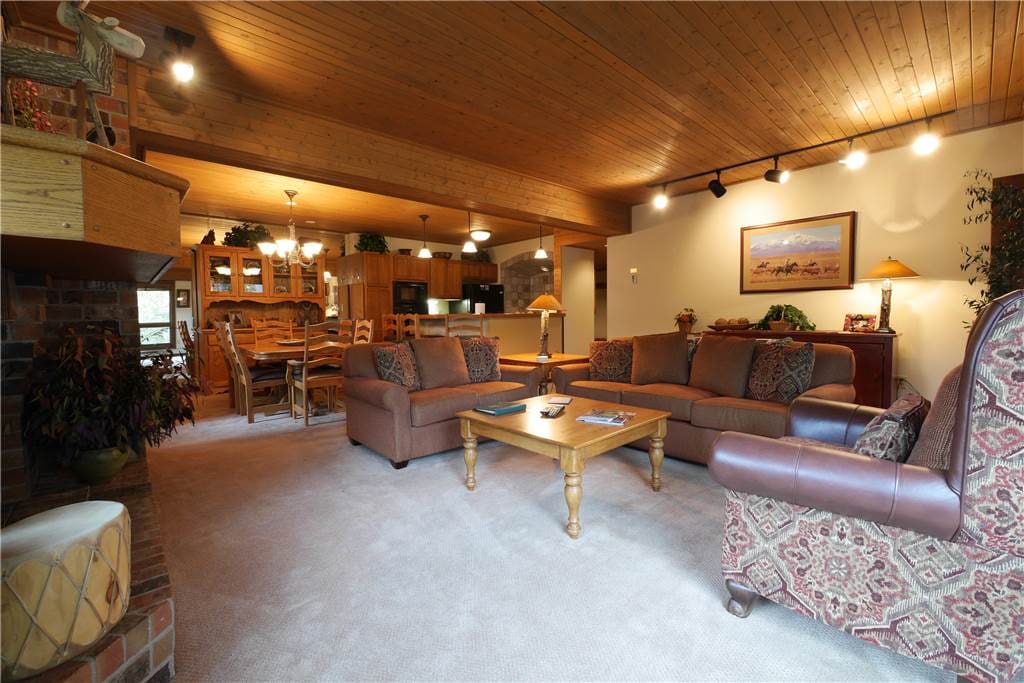 Couch,Furniture,Cafe,Indoors,Room