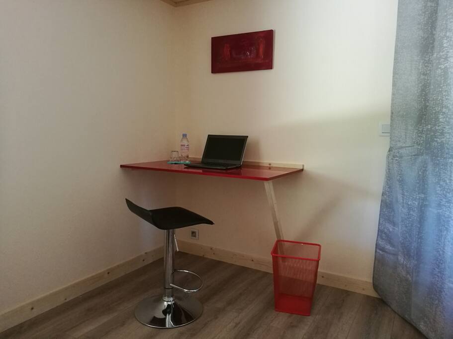 Espace de travail dans la chambre