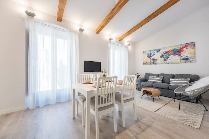 Lovely & bright apartment in the heart of Banyoles
