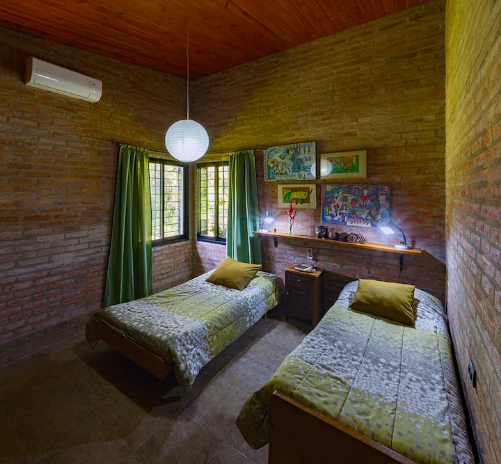 卧室配备两张单人床和一张双层床。 房间配有冷暖空调。 带丝网的窗户