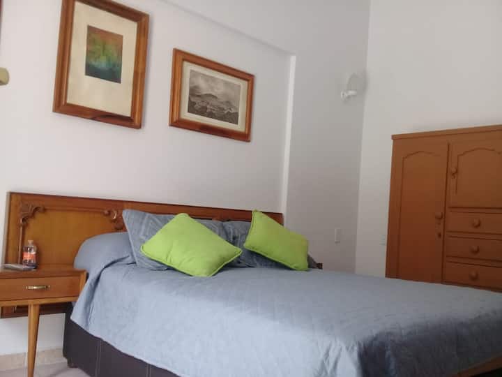 Спална соба со двоен кревет,  со телевизор