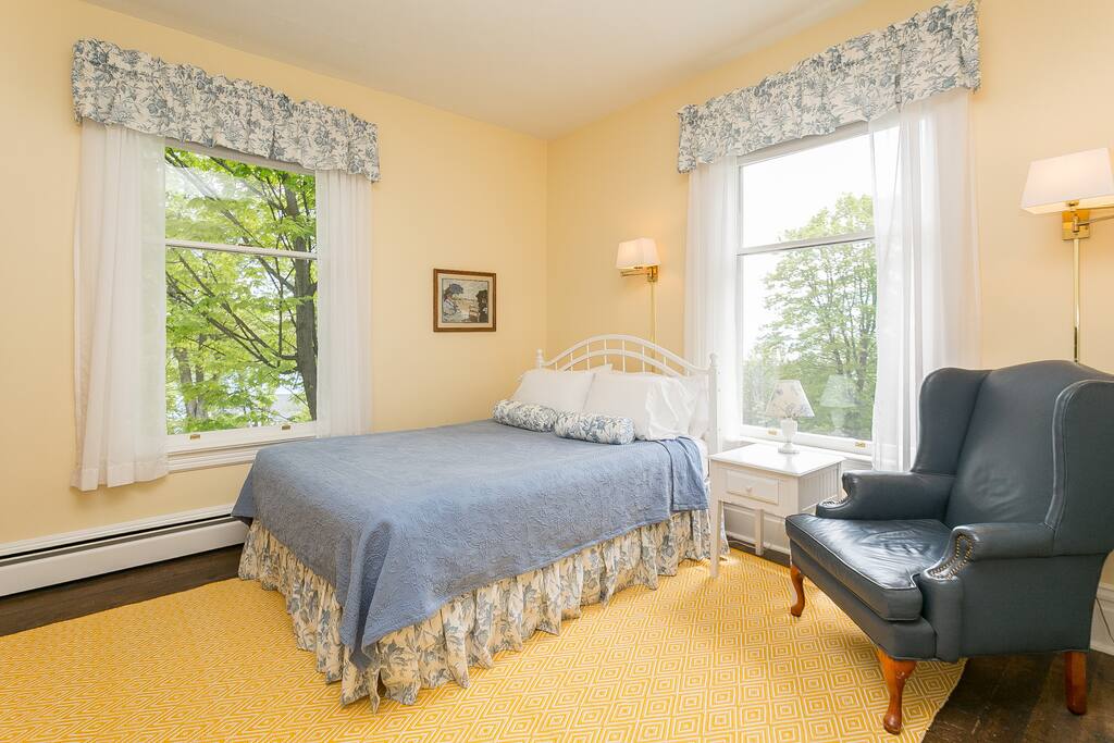 Omena Point Room