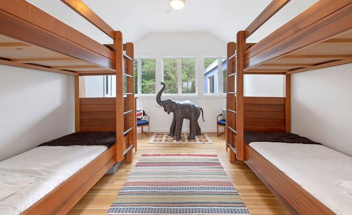 Veľké poschodové postele pre dospelých