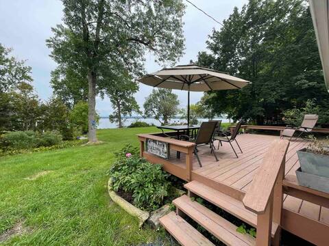 Lakefront Home, Large yard, w/Dock, sleeps 10+