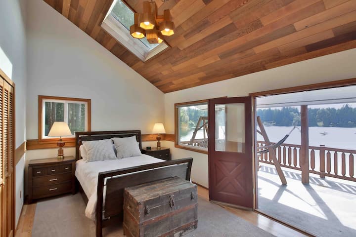 Upstairs bedroom with lake view 