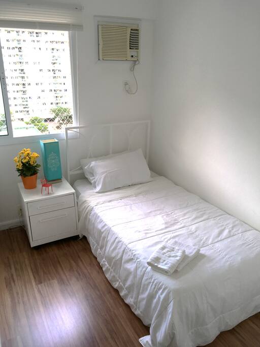 Quarto tranquilo e fresco.