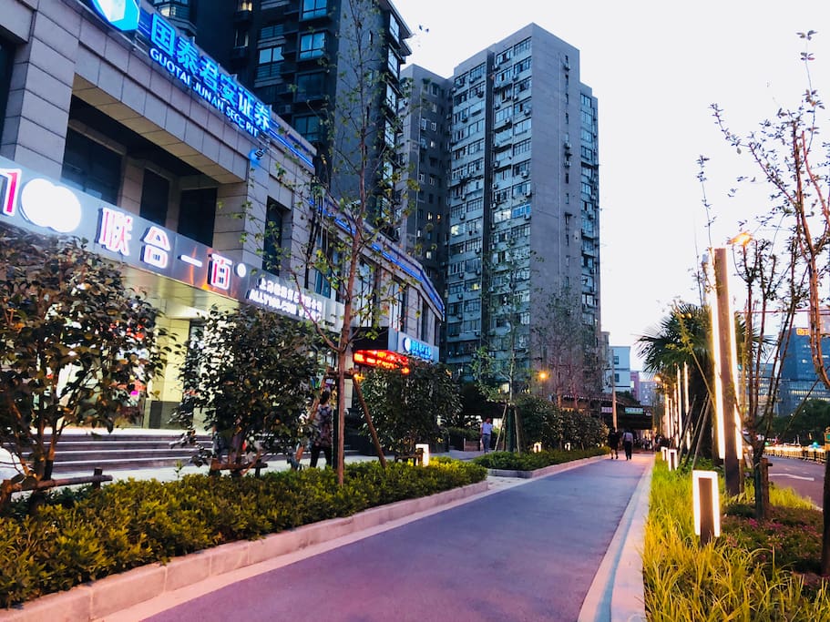 步行至黄浦江畔的“星光大道”,房子的外立面