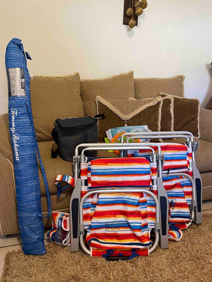 Разполагаме с плажни столове, 1 чадър , охладители за ползване от нашите гости , молим ги да използват оборудването, отговорно за употребата, и да ги почистят, след като ги използват, нямат допълнителни разходи, но в случай на повреда, молим да ги заменим 