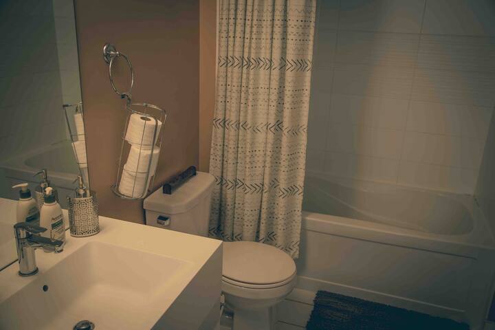 Cozy 2 bedroom steps from CN Tower, Scotiabank. gallery image 5